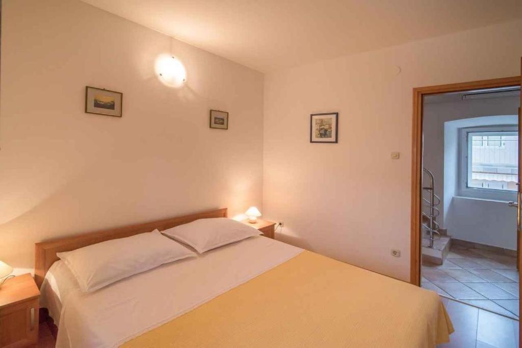 Appartement Greta à Vrbnik Extérieur photo